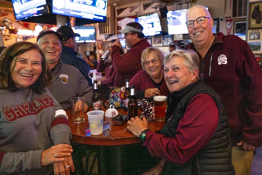 Griz alumni enjoy beverages together.