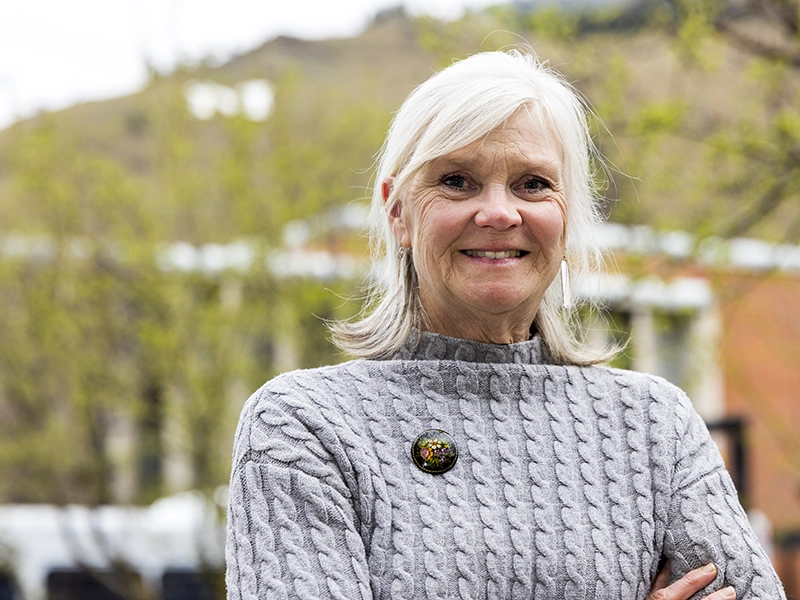 Headshot of Betsy Meuhlhausen in front of Main Hall