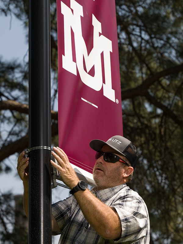 larry putting up banners