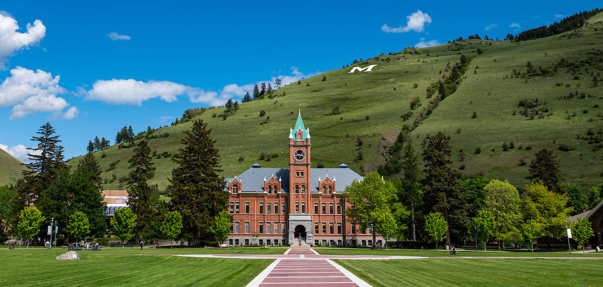 Picture of UM's main hall in the summertime