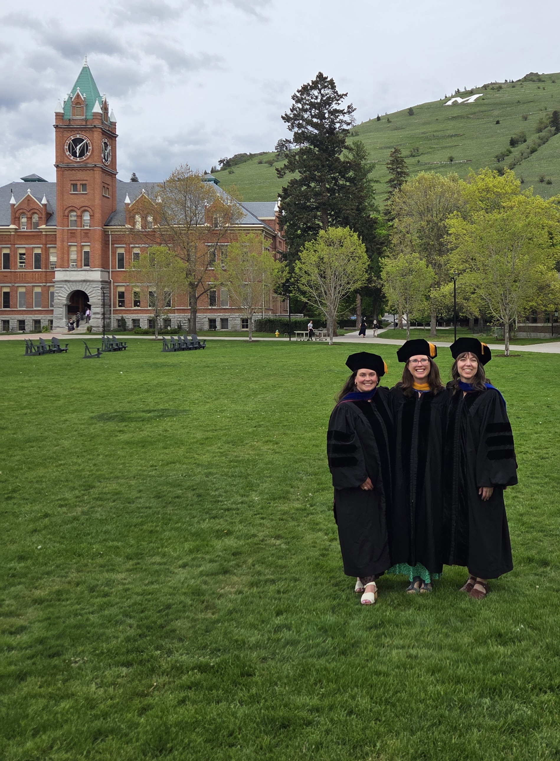 Jacquie with two fantastic GRAY lab students who obtained their PhD degree!