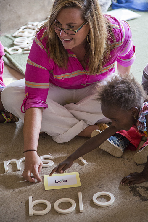 volunteer helping children lear to spell