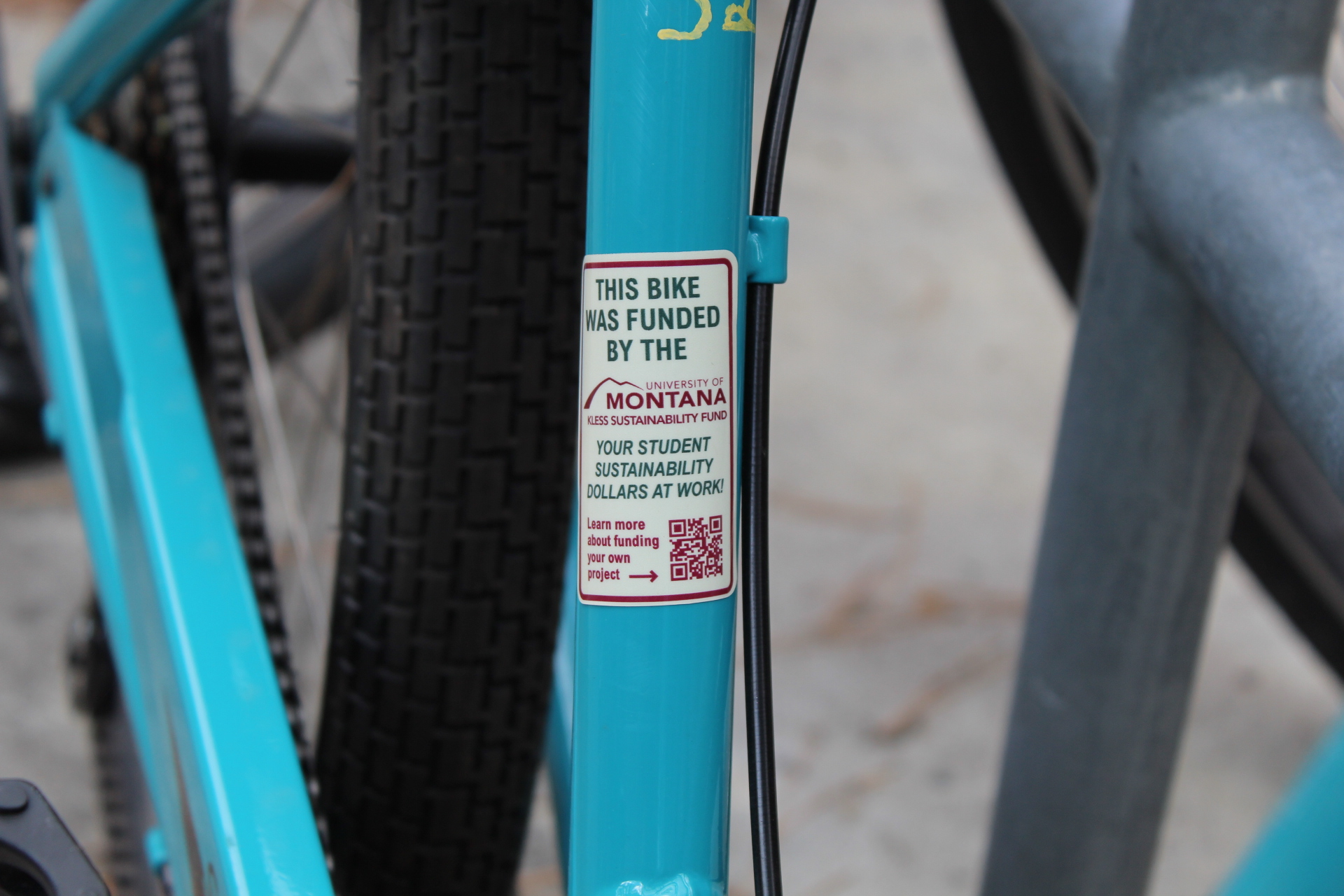 sticker highlighting the kless sustainability fund on the bike 
