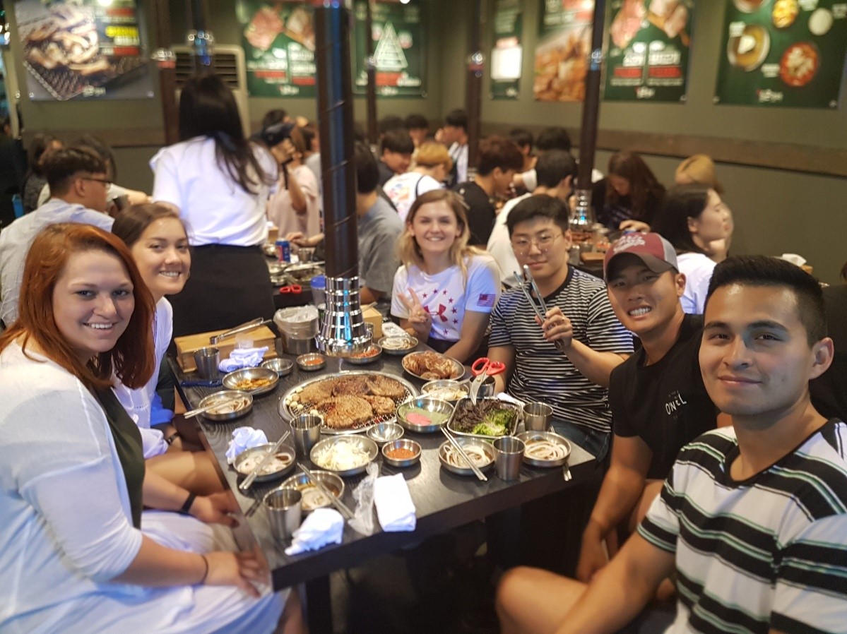 Students enjoying dinner in the Sinchon area.