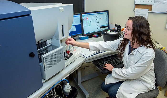 UM doctoral student Joanna Kreitinger performs an immune cell analysis with a flow cytometer.