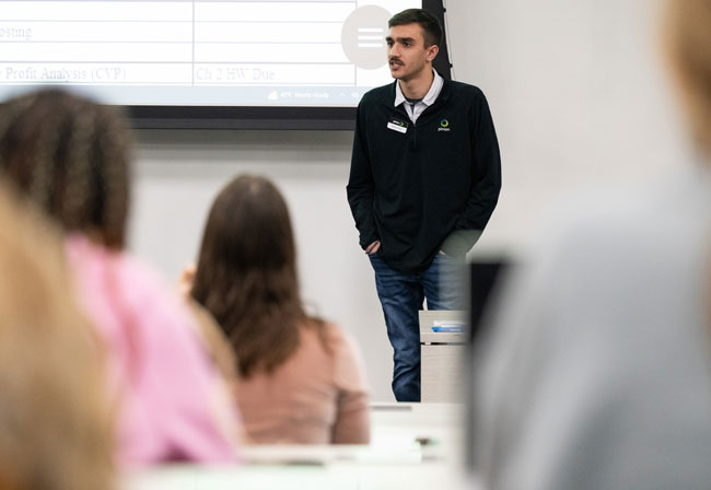 Brandon Travis speaks in a UM College of Business class.