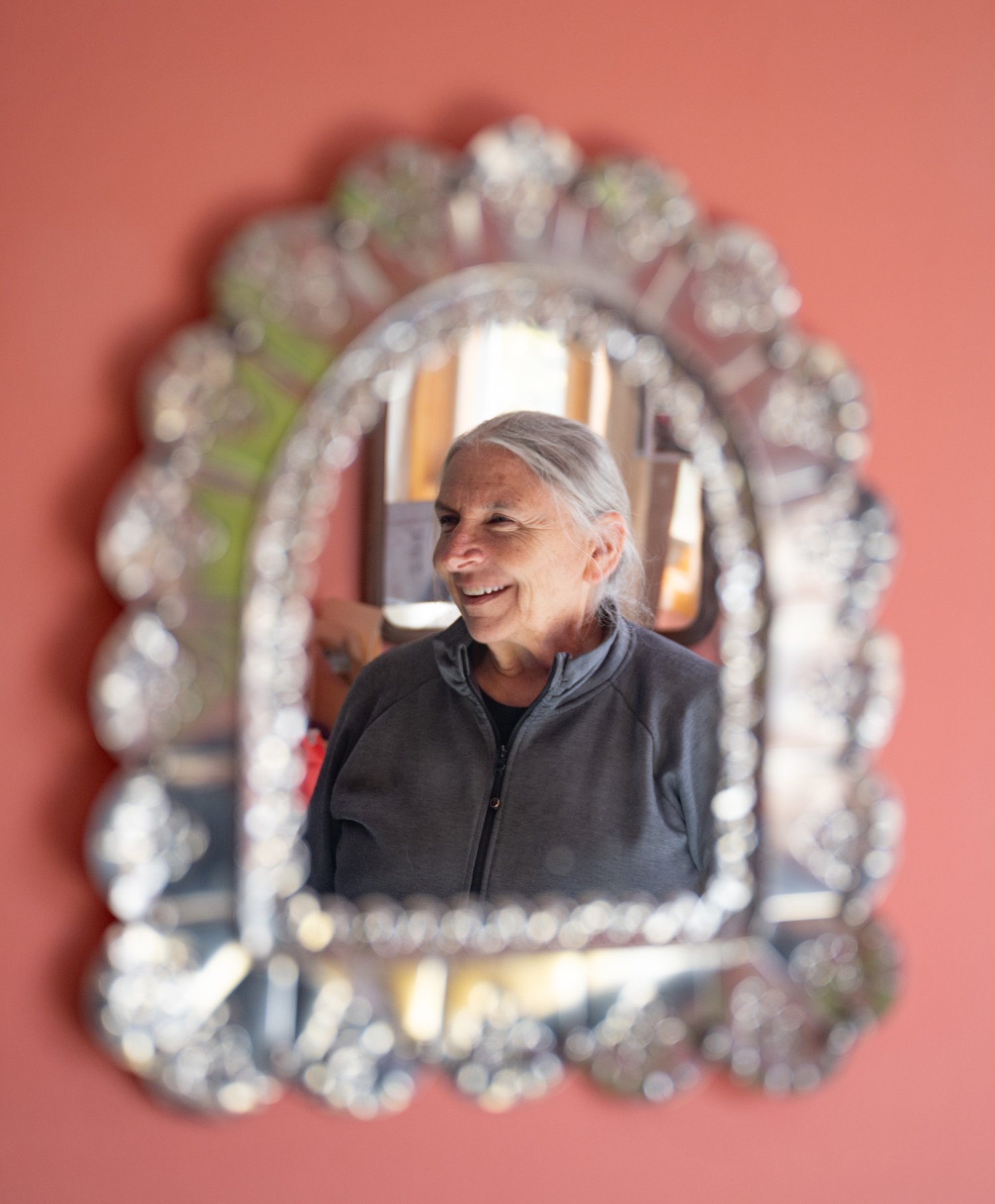 An image of Kratina reflected in a mirror.