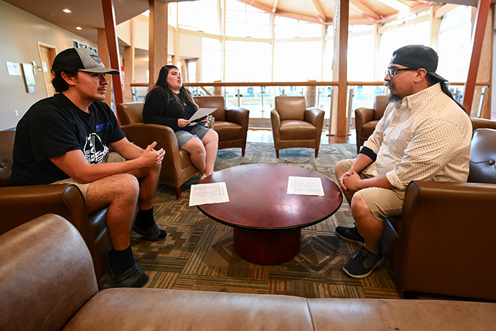 Munson meets with students.