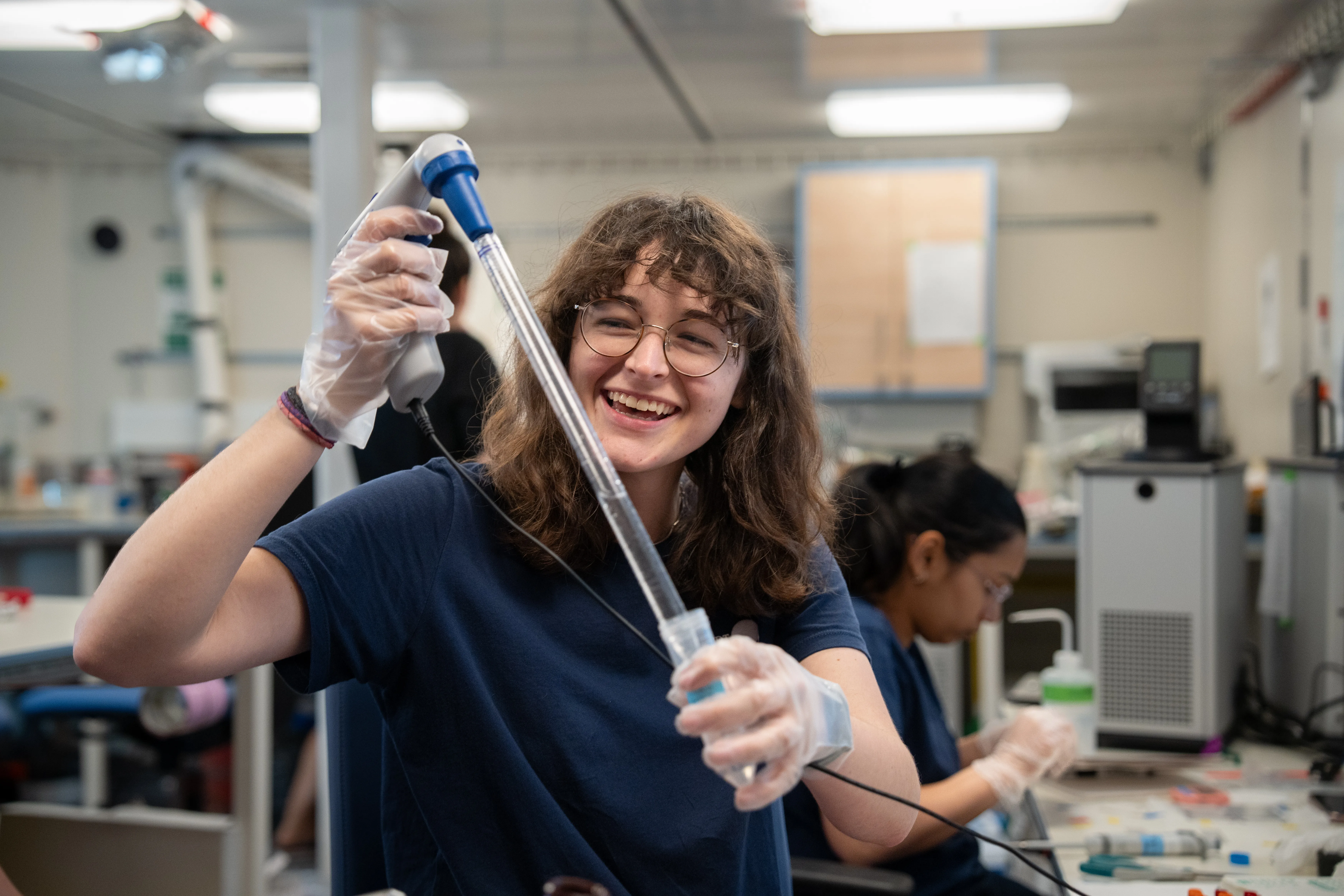 Katie Coates, Biological Scientist and Lab & Field Technician at the Church Lab at Flathead Lake Biological Station, University of Montana samples seawater with a serological pipette. CREDIT: Bernarda Cornejo Pinto / Schmidt Ocean Institute