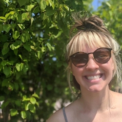 headshot of ali brill outside