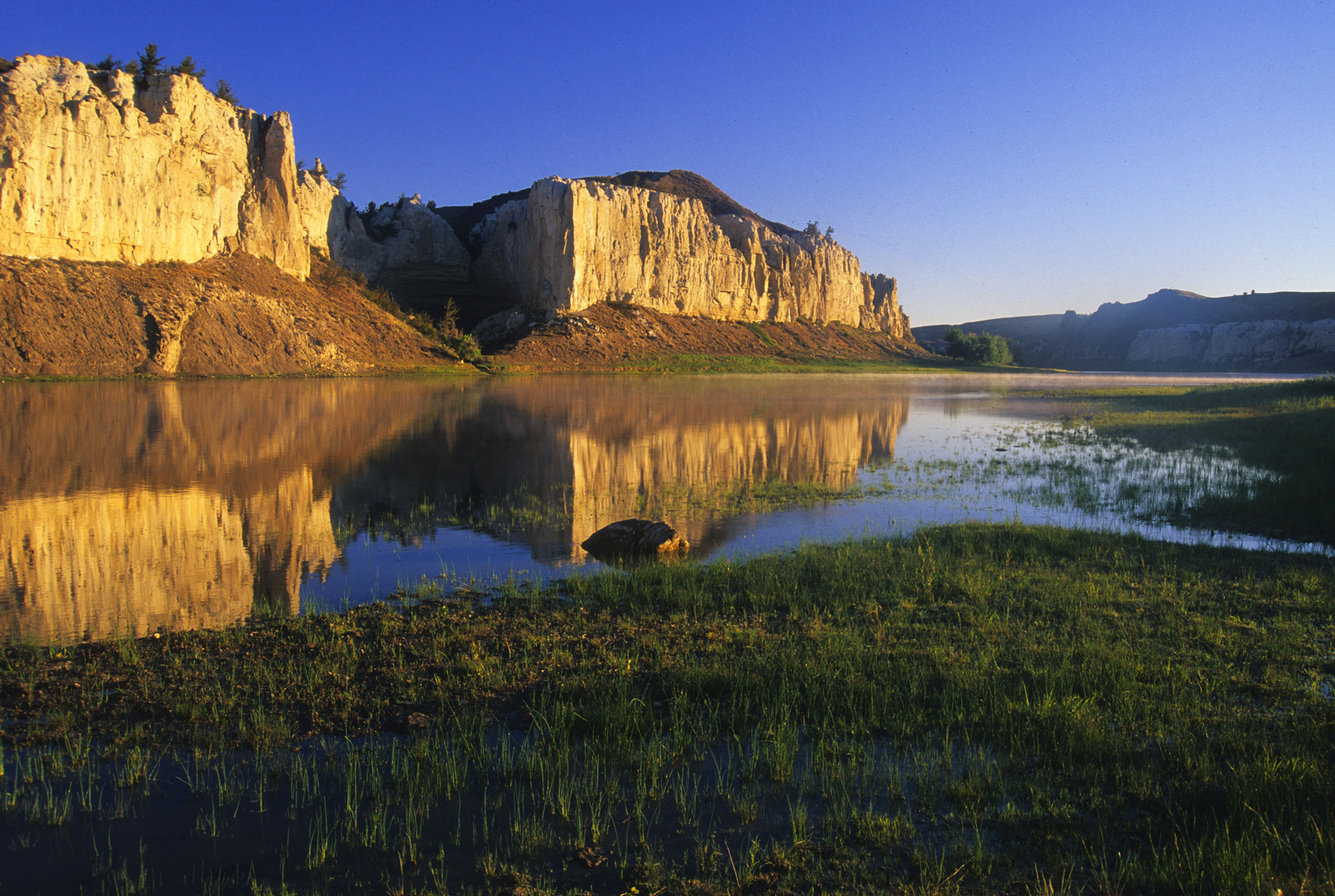 The Missouri River carves its way through a portionof the White Cliffs region. (Photo by Rick & Susie Graetz)