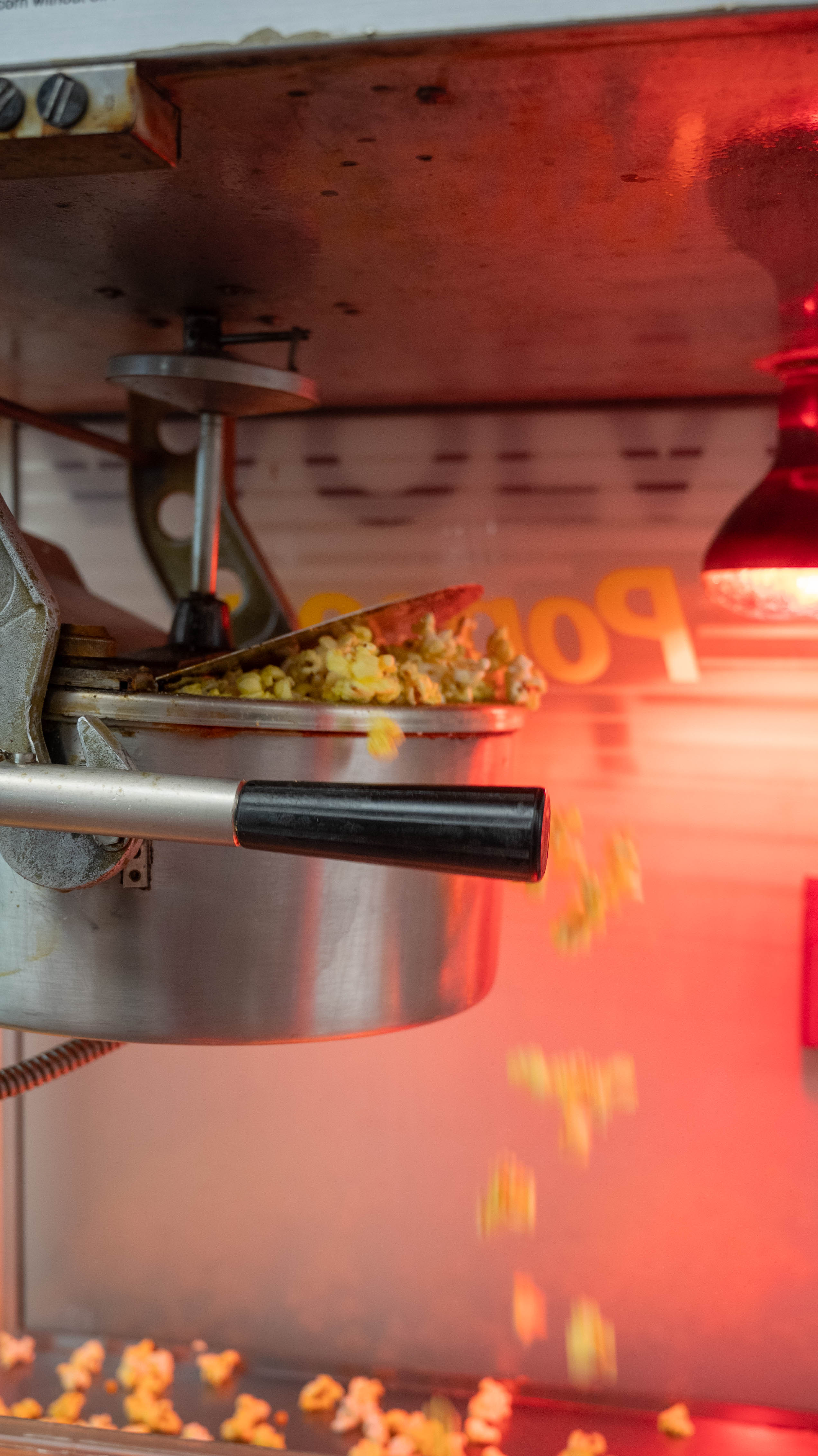 popcorn machine with popping kernels 